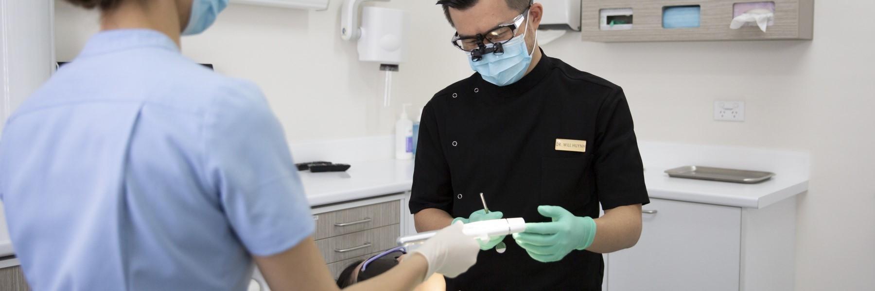 dentist performing emergency dentistry exam in highgate hill